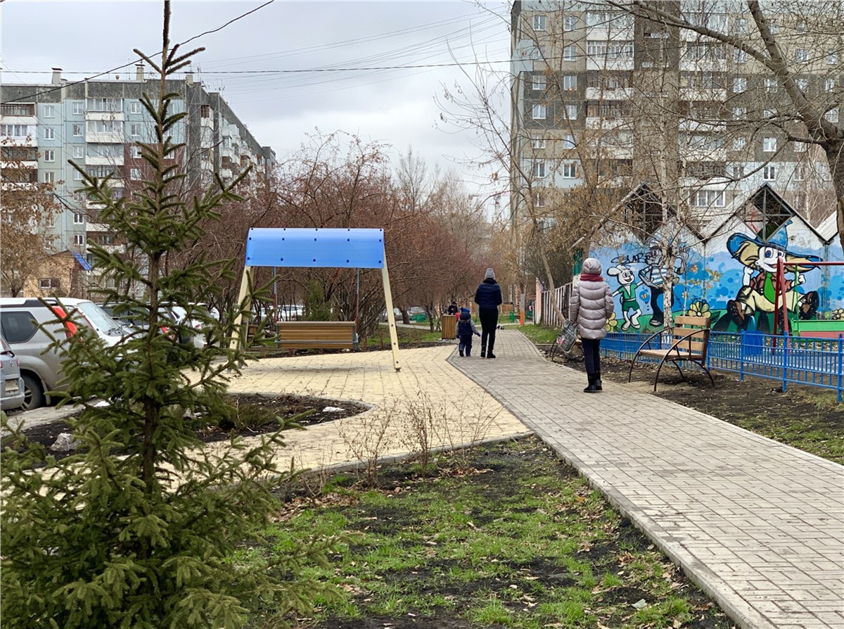 В мэрии Красноярска похвастались новым сквером на Водопьянова. До этого  люди ходили здесь по грязи / Новости общества Красноярска и Красноярского  края / Newslab.Ru