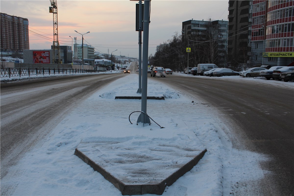 Островок безопасности на дороге фото