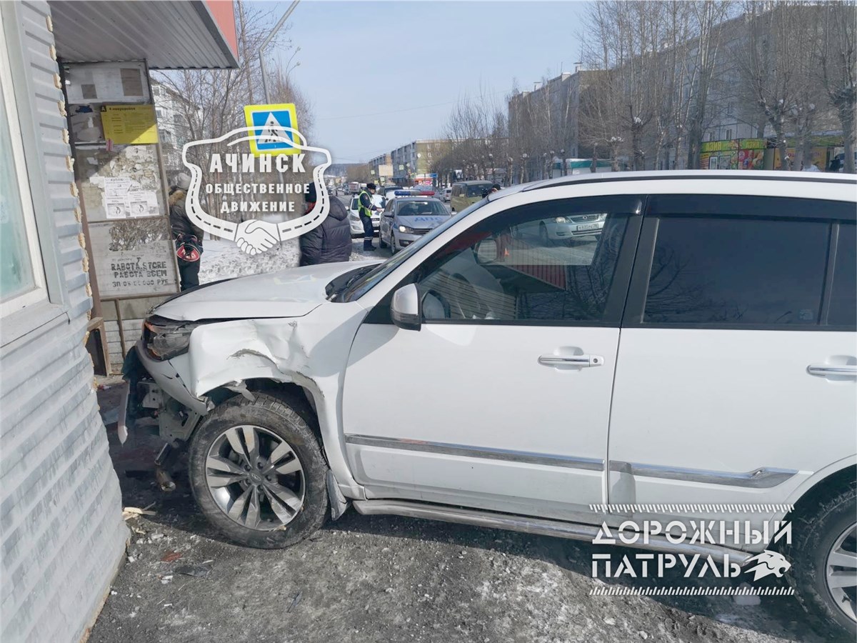 Кроссовер протаранил остановку в Ачинске. Погиб сидевший на лавочке дедушка  (видео) / Происшествия Красноярска и Красноярского края / Newslab.Ru