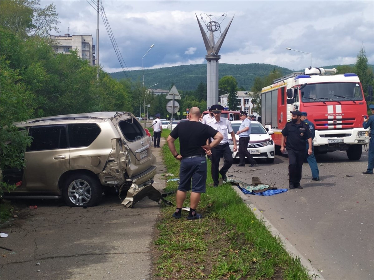 Водитель Land Cruiser устроил массовую аварию в Зеленогорске и погиб  (видео) / Происшествия Красноярска и Красноярского края / Newslab.Ru