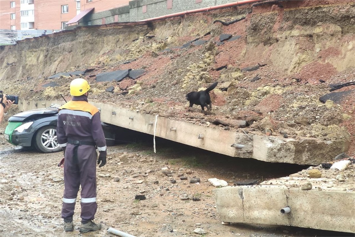 В красноярском микрорайоне Солнечный на машины обрушилась подпорная стена.  Жильцов соседнего дома эвакуируют (видео) / Происшествия Красноярска и  Красноярского края / Newslab.Ru