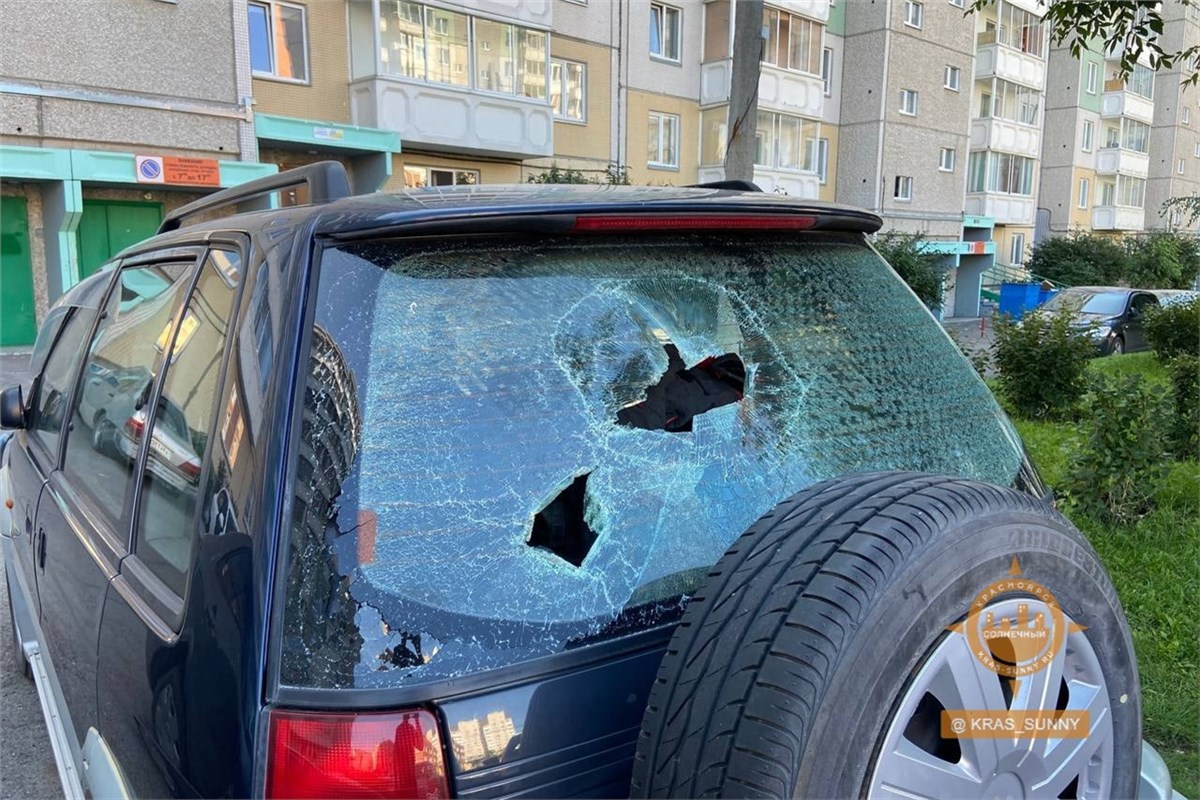 «Видимо, допекло»: в красноярском Солнечном пьяный мужчина вооружился  куском асфальта и разбил стёкла у 21 машины / Происшествия Красноярска и  Красноярского края / Newslab.Ru