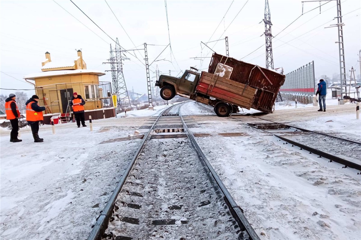 В Иланском перегруженный ГАЗ «встал на дыбы» на железнодорожных путях.  Пришлось останавливать поезда / Происшествия Красноярска и Красноярского  края / Newslab.Ru