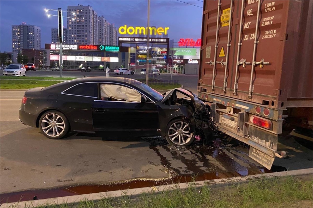 В алкогольной коме»: пьяная автоледи с трудом выехала с парковки у  «Планеты» и врезалась в фуру (видео) / Происшествия Красноярска и  Красноярского края / Newslab.Ru