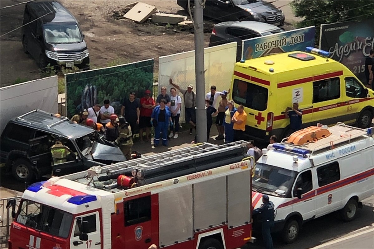 В Советском районе «Крузер» вылетел на тротуар и врезался в столб /  Происшествия Красноярска и Красноярского края / Newslab.Ru