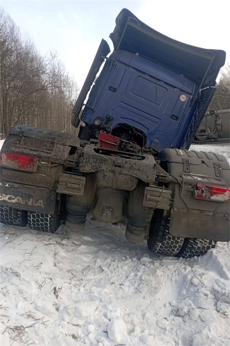 На трассе в Красноярском крае перевернулась автоцистерна с креозотом /  Происшествия Красноярска и Красноярского края / Newslab.Ru