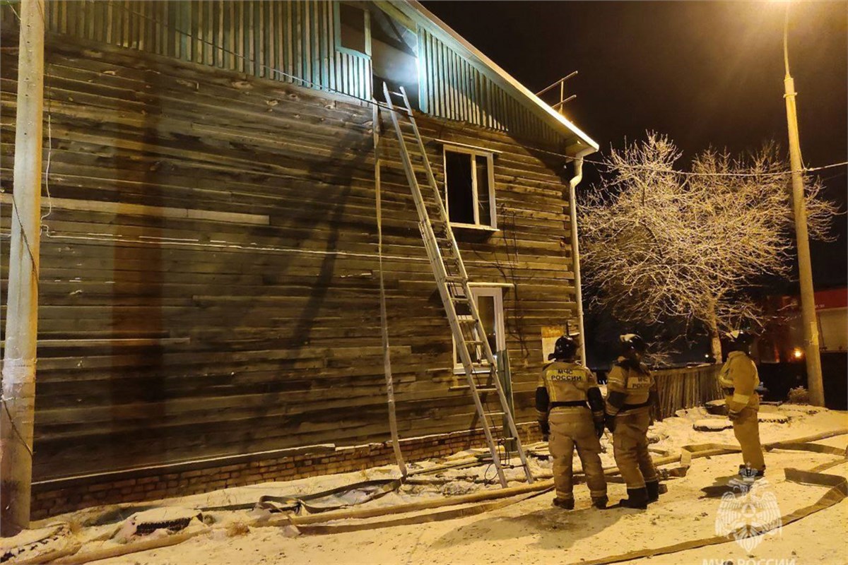 В Красноярске несколько часов тушили горящий брусовой дом на Удачном /  Новости / Newslab.Ru