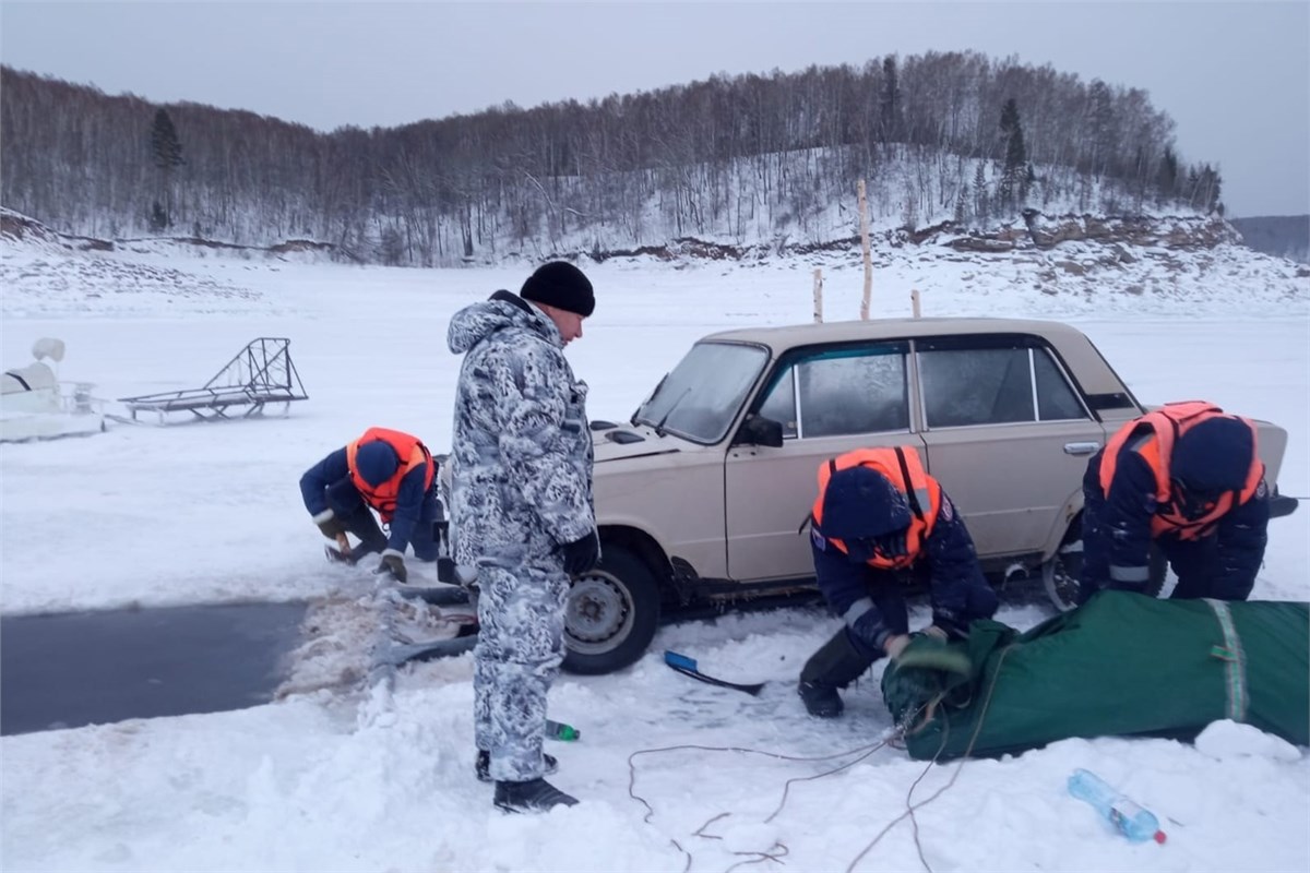 На красноярском водохранилище с 45-метровой глубины подняли утонувший в  декабре ВАЗ / Происшествия Красноярска и Красноярского края / Newslab.Ru