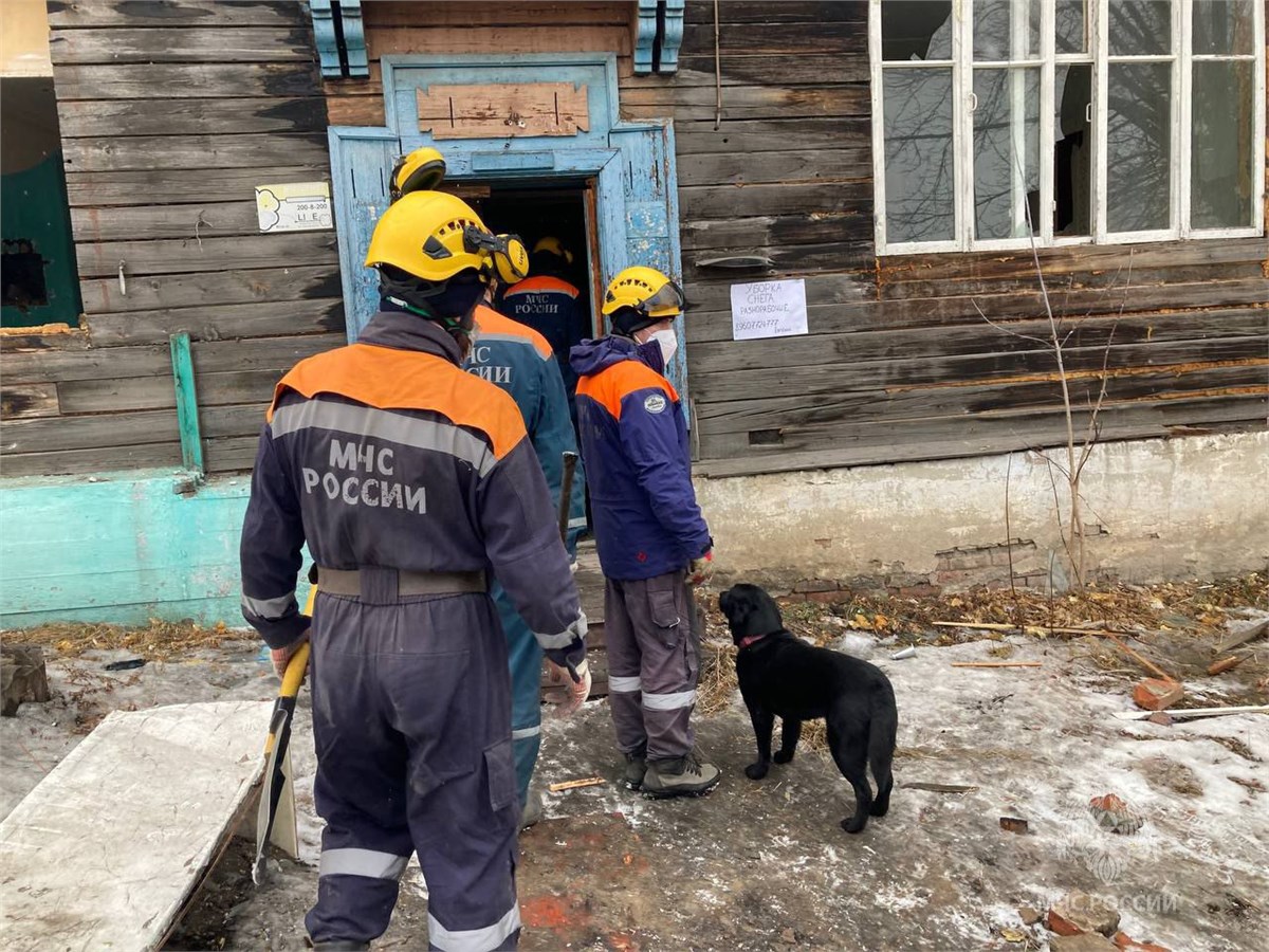 В Красноярске в аварийном доме обвалилась кровля. Погибла женщина (видео) /  Происшествия Красноярска и Красноярского края / Newslab.Ru