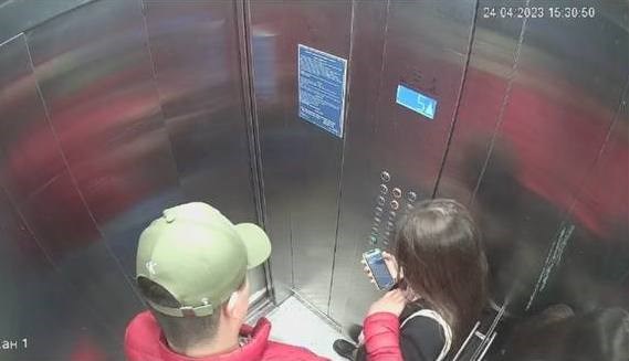 школьница показала себя В Москве извращенец залез на окно и потребовал от 12-летней школьницы  раздеться - МК