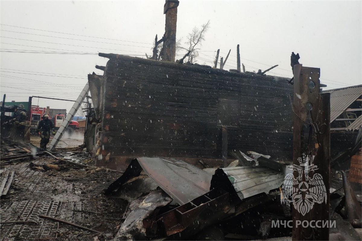 В Канске ночной пожар уничтожил три дома. В одном из них нашли погибшего  мужчину / Происшествия Красноярска и Красноярского края / Newslab.Ru