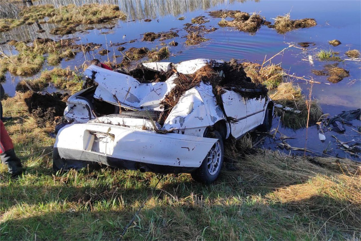 На юге Красноярского края машина с пятью людьми съехала с обрыва в воду.  Все погибли / Происшествия Красноярска и Красноярского края / Newslab.Ru