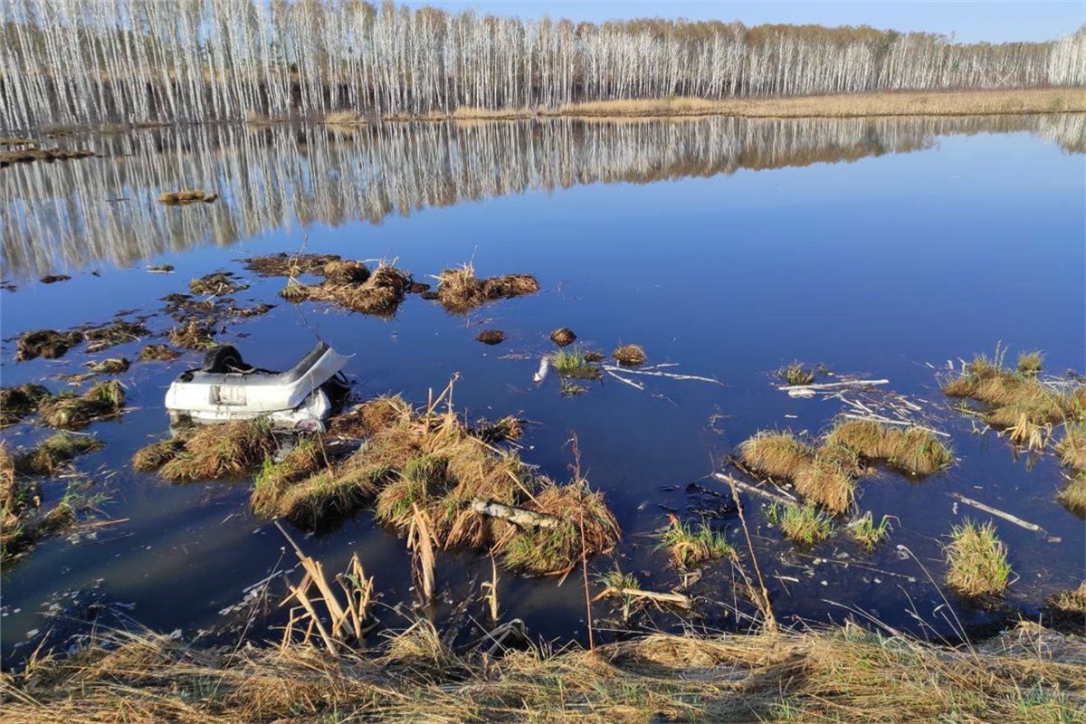 На юге Красноярского края машина с пятью людьми съехала с обрыва в воду.  Все погибли / Происшествия Красноярска и Красноярского края / Newslab.Ru