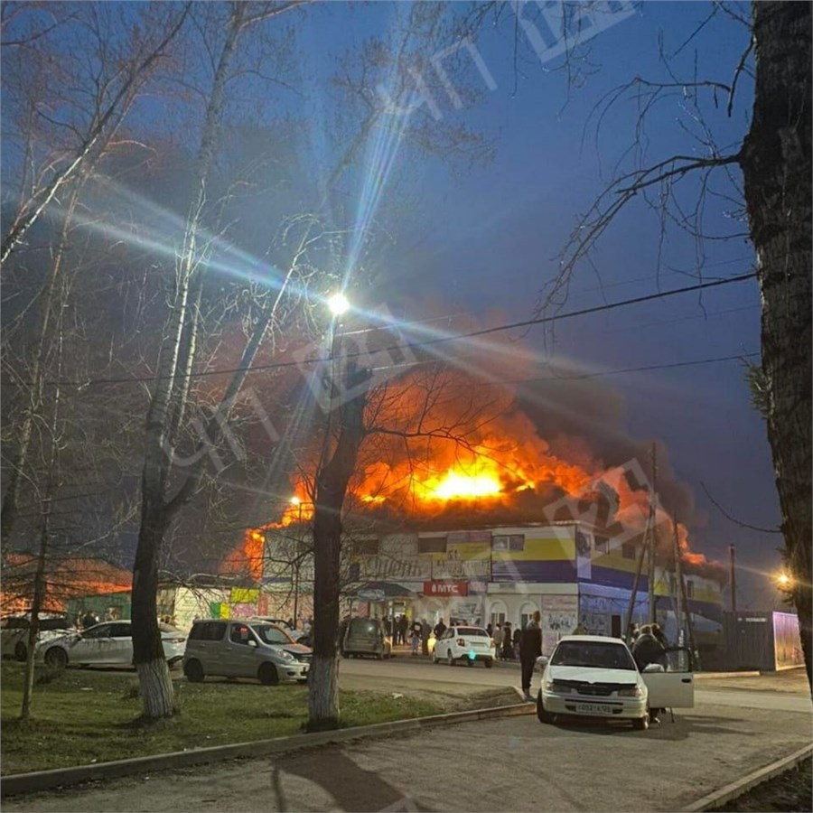 Торговый дом «Июнь» сильно погорел на востоке Красноярского края /  Происшествия Красноярска и Красноярского края / Newslab.Ru