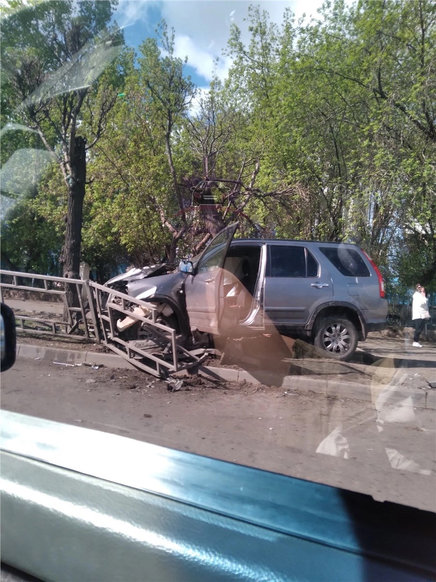 Машина с мертвым водителем въехала в металлический забор на Мичурина в  Красноярске / Происшествия Красноярска и Красноярского края / Newslab.Ru