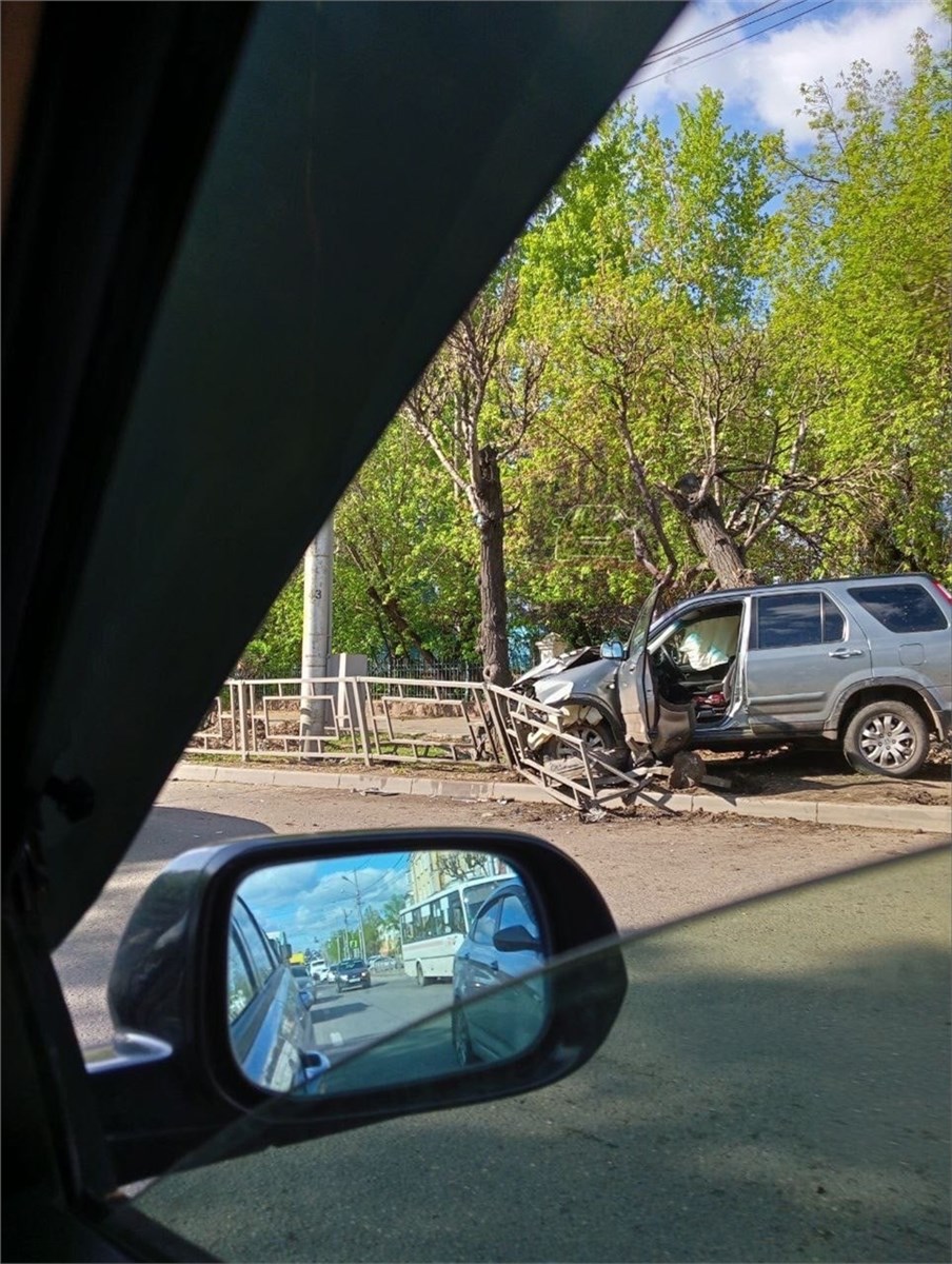 Машина с мертвым водителем въехала в металлический забор на Мичурина в  Красноярске / Происшествия Красноярска и Красноярского края / Newslab.Ru