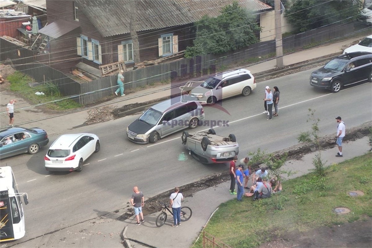 В Красноярске водитель «Хонды» влетел на встречную полосу и перевернулся  (видео) / Происшествия Красноярска и Красноярского края / Newslab.Ru