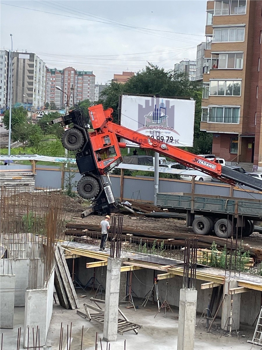 На стройке в красноярском Северном упал автокран (видео) / Происшествия  Красноярска и Красноярского края / Newslab.Ru