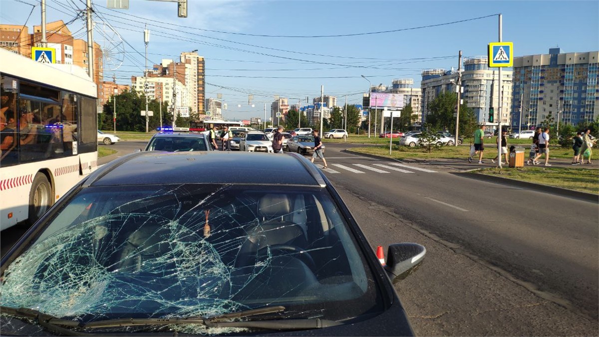 Бежали на „красный“»: в Красноярске на Авиаторов автомобилист сбил женщину  и подростка (видео) / Происшествия Красноярска и Красноярского края /  Newslab.Ru