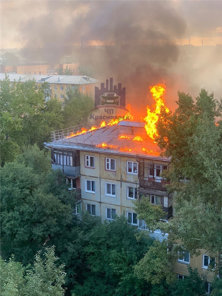 В пятиэтажке на Маяковского в Красноярске полыхает крыша (видео) /  Происшествия Красноярска и Красноярского края / Newslab.Ru