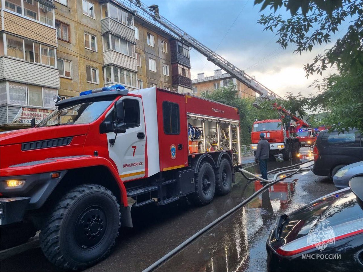 В пятиэтажке на Маяковского в Красноярске полыхает крыша (видео) /  Происшествия Красноярска и Красноярского края / Newslab.Ru