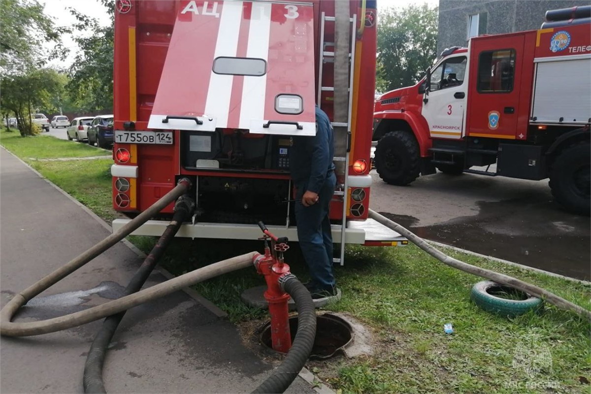 В Красноярске на Карбышева пожарные эвакуировали 20 человек из горящего  дома / Происшествия Красноярска и Красноярского края / Newslab.Ru