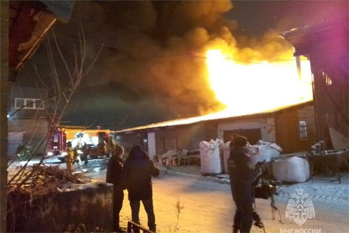 В Красноярске загорелся мебельный цех на Полигонной (видео) / Происшествия  Красноярска и Красноярского края / Newslab.Ru