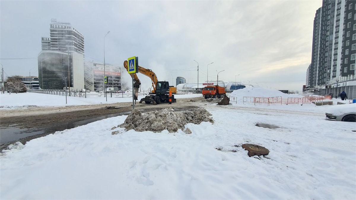 На красноярской Взлётке из-за коммунальной аварии подтопило дорогу ...