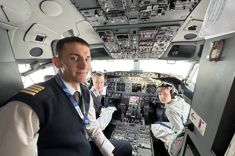 За штурвалом самолета: NordStar исполнила желания красноярских ...