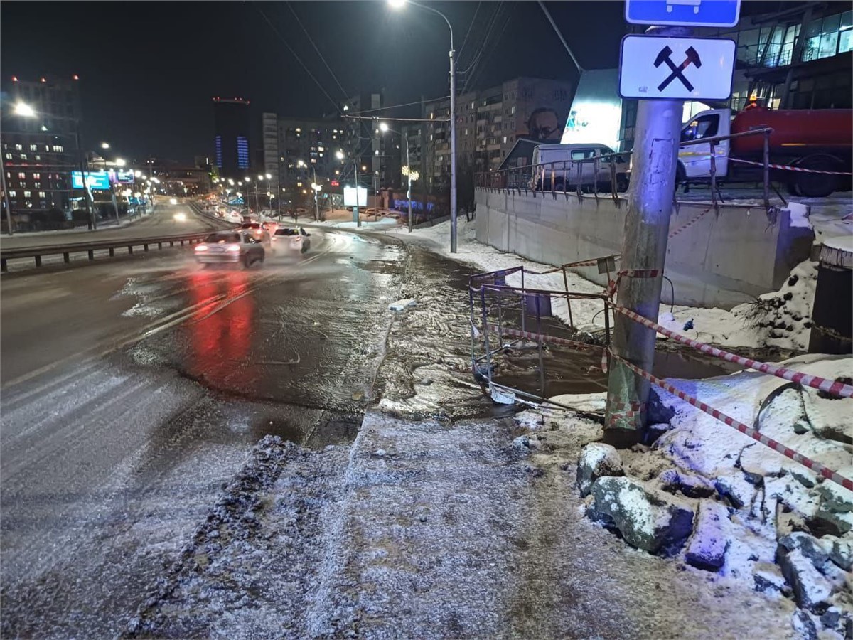 В Красноярске из-за порыва на Белинского затопило дорогу (видео) /  Происшествия Красноярска и Красноярского края / Newslab.Ru