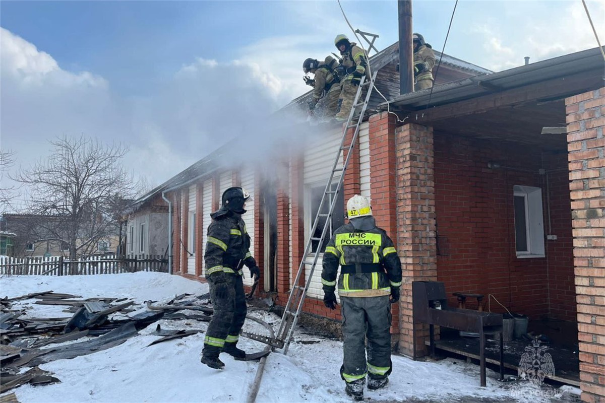 В Шарыпово из горящего дома эвакуировали запертого матерью 9-летнего  ребенка (видео) / Происшествия Красноярска и Красноярского края / Newslab.Ru