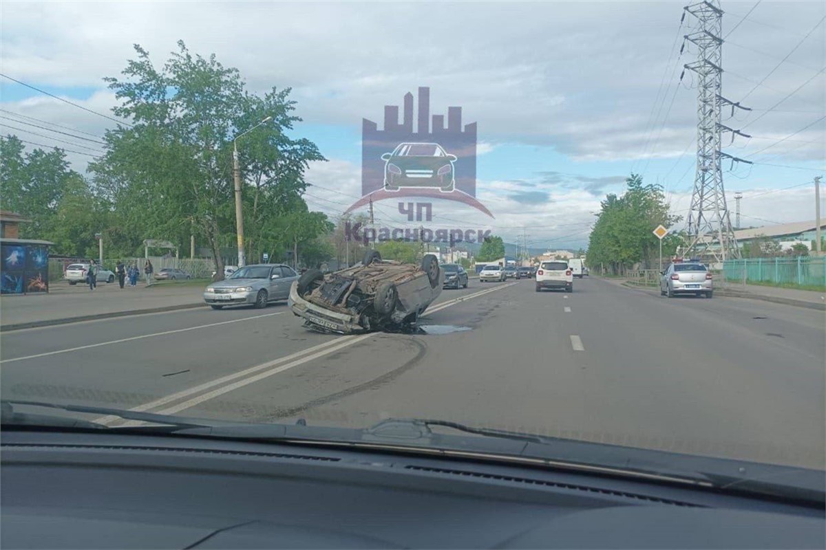 На правобережье Красноярска после столкновения трех авто перевернулась  иномарка / Происшествия Красноярска и Красноярского края / Newslab.Ru