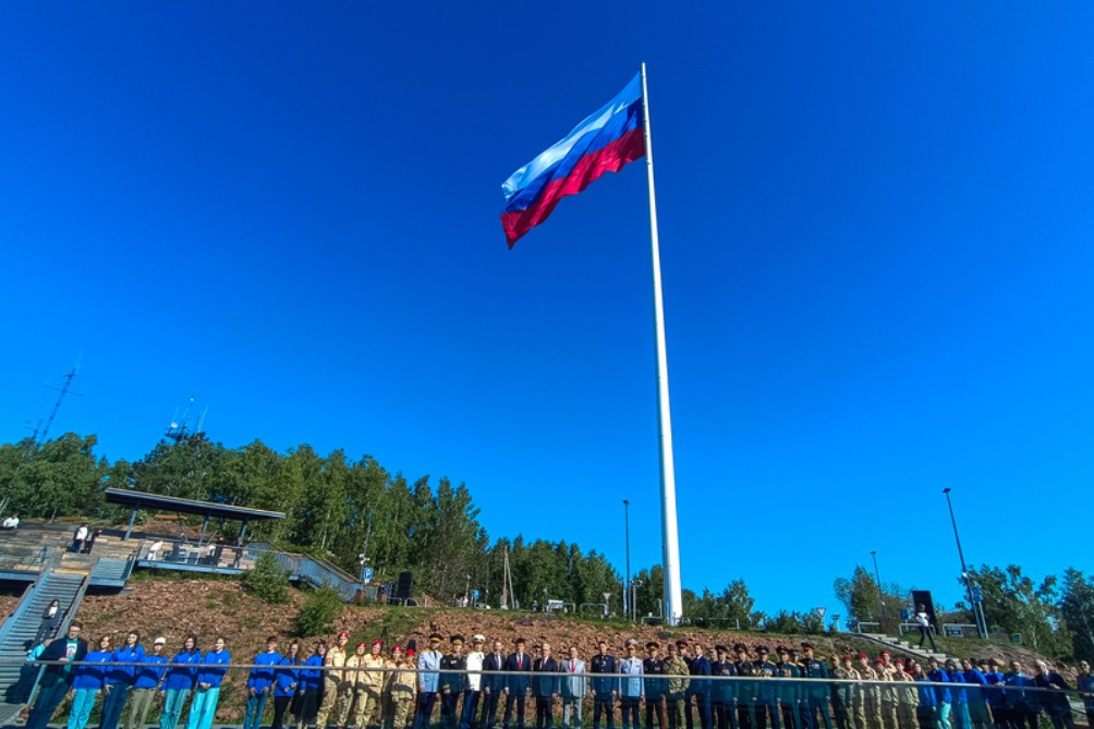 В честь Дня России в Красноярске подняли государственный флаг на ...