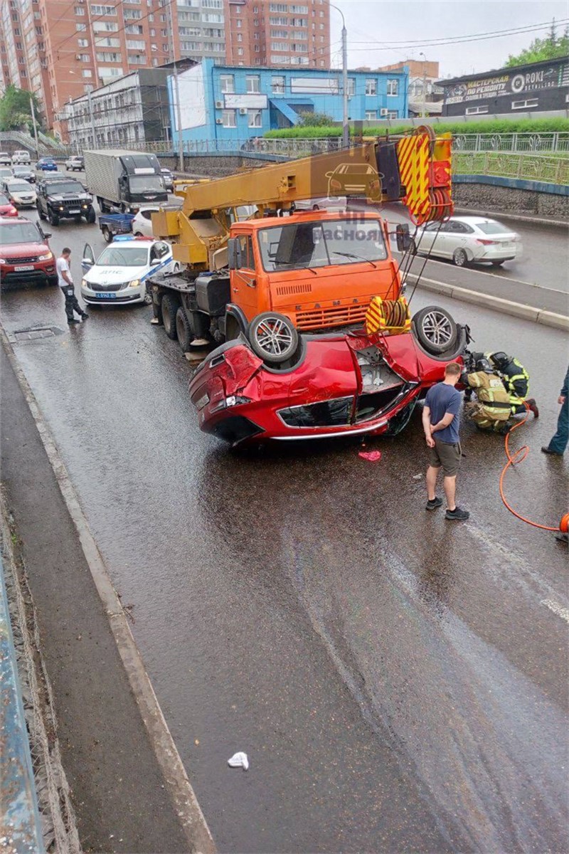 На Свободном автомобиль перевернулся и чуть не оказался под автокраном  (видео) / Происшествия Красноярска и Красноярского края / Newslab.Ru