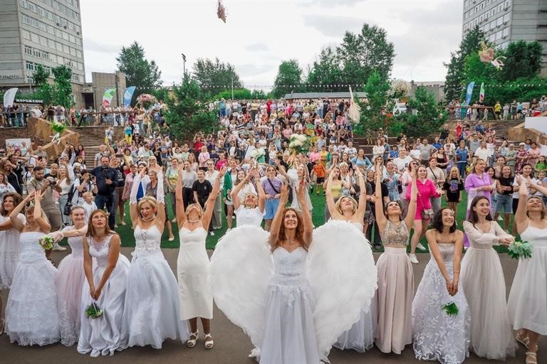 На «ЯРких берегах» прошел парад невест из 18 красноярок / Новости ...