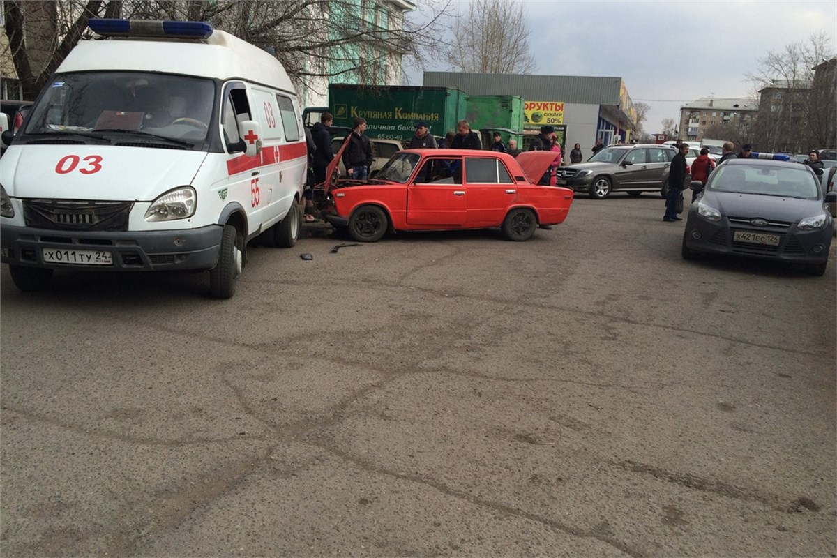 В районе Злобино неудачливый угонщик повредил 10 машин и скорую помощь /  Происшествия Красноярска и Красноярского края / Newslab.Ru